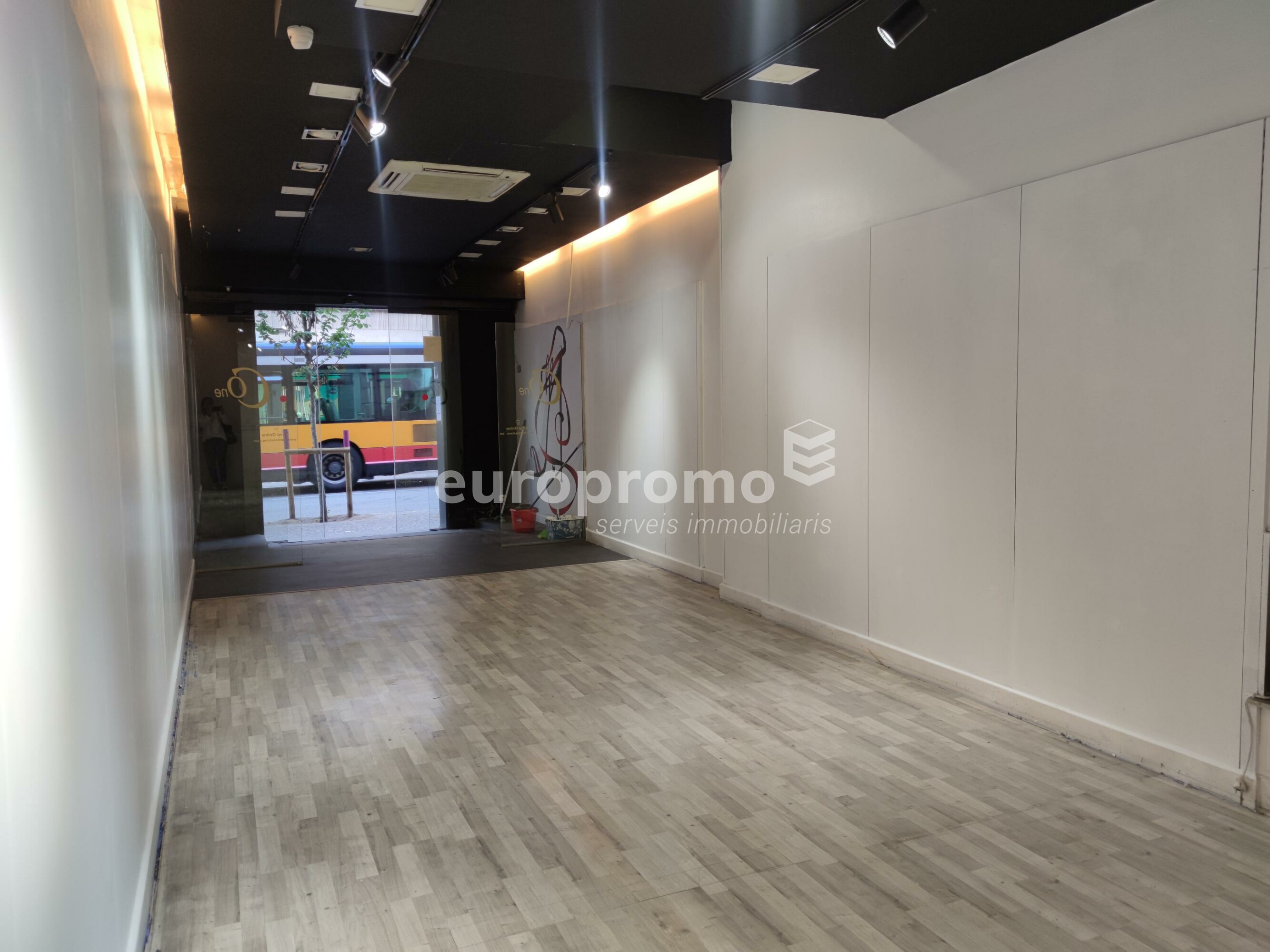 Alquiler local de 67m2 en calle Joan Maragall de Girona