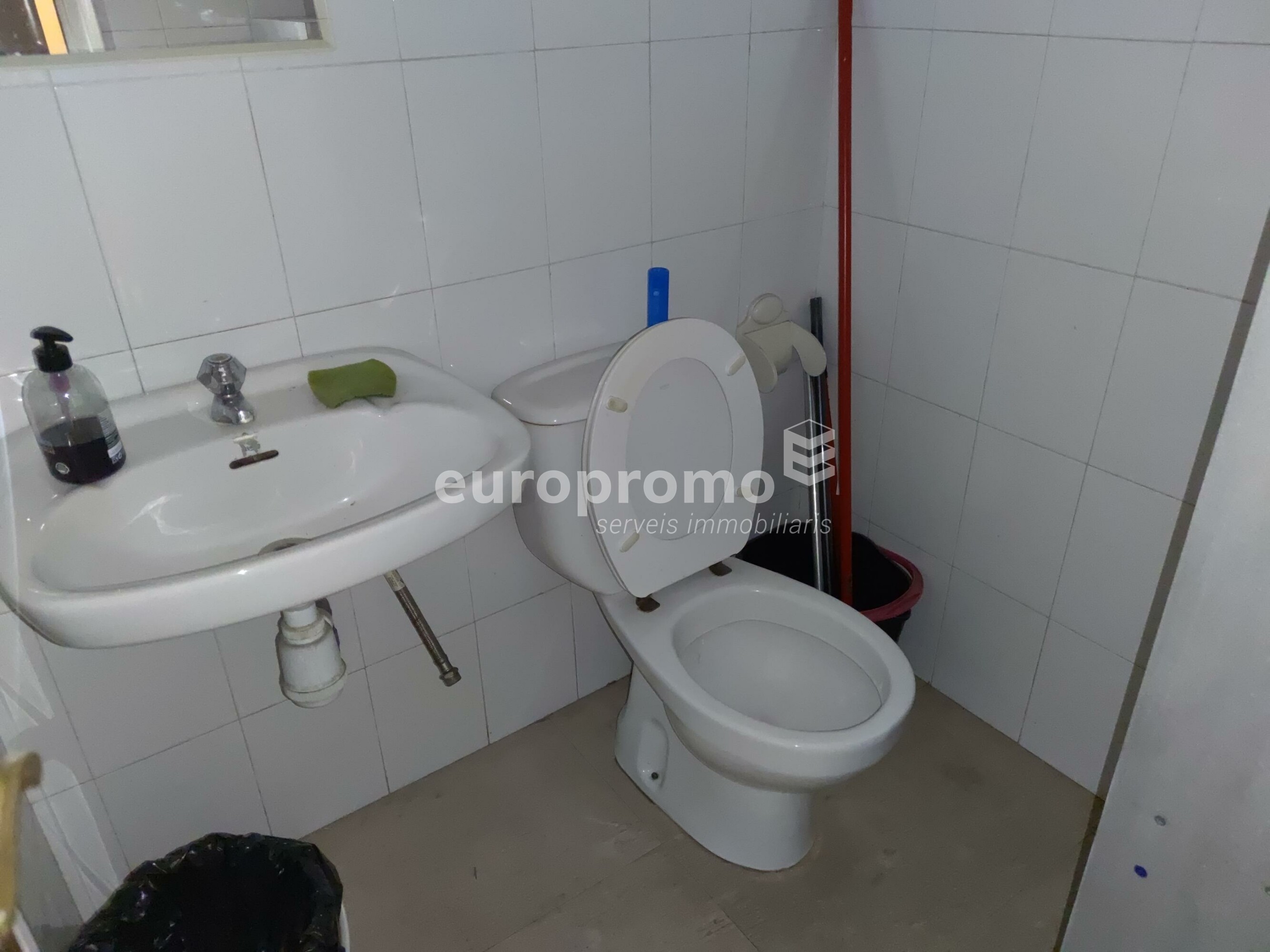 Alquiler local de 67m2 en calle Joan Maragall de Girona