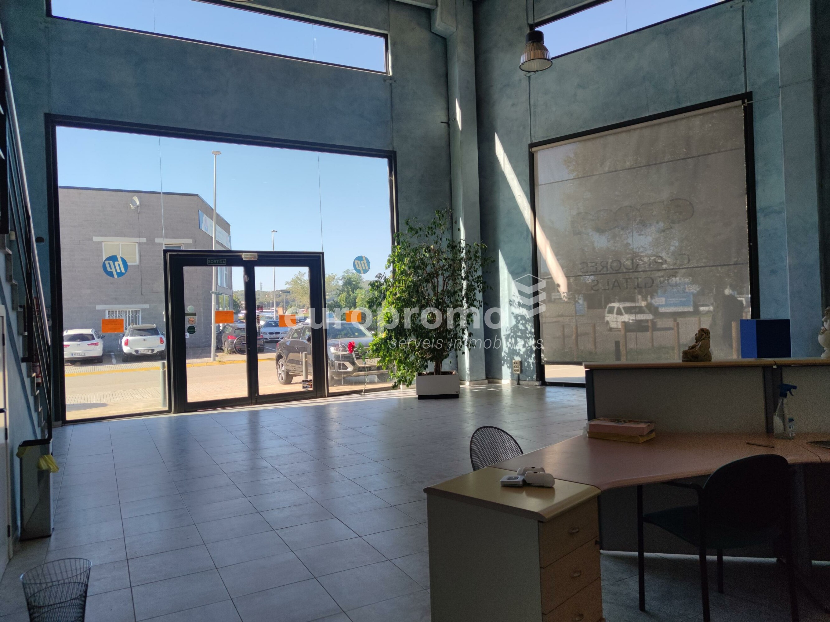 Oficines amb local comercial i amb magatzem  al Pol. Ind. Torre Mirona - Montfullà