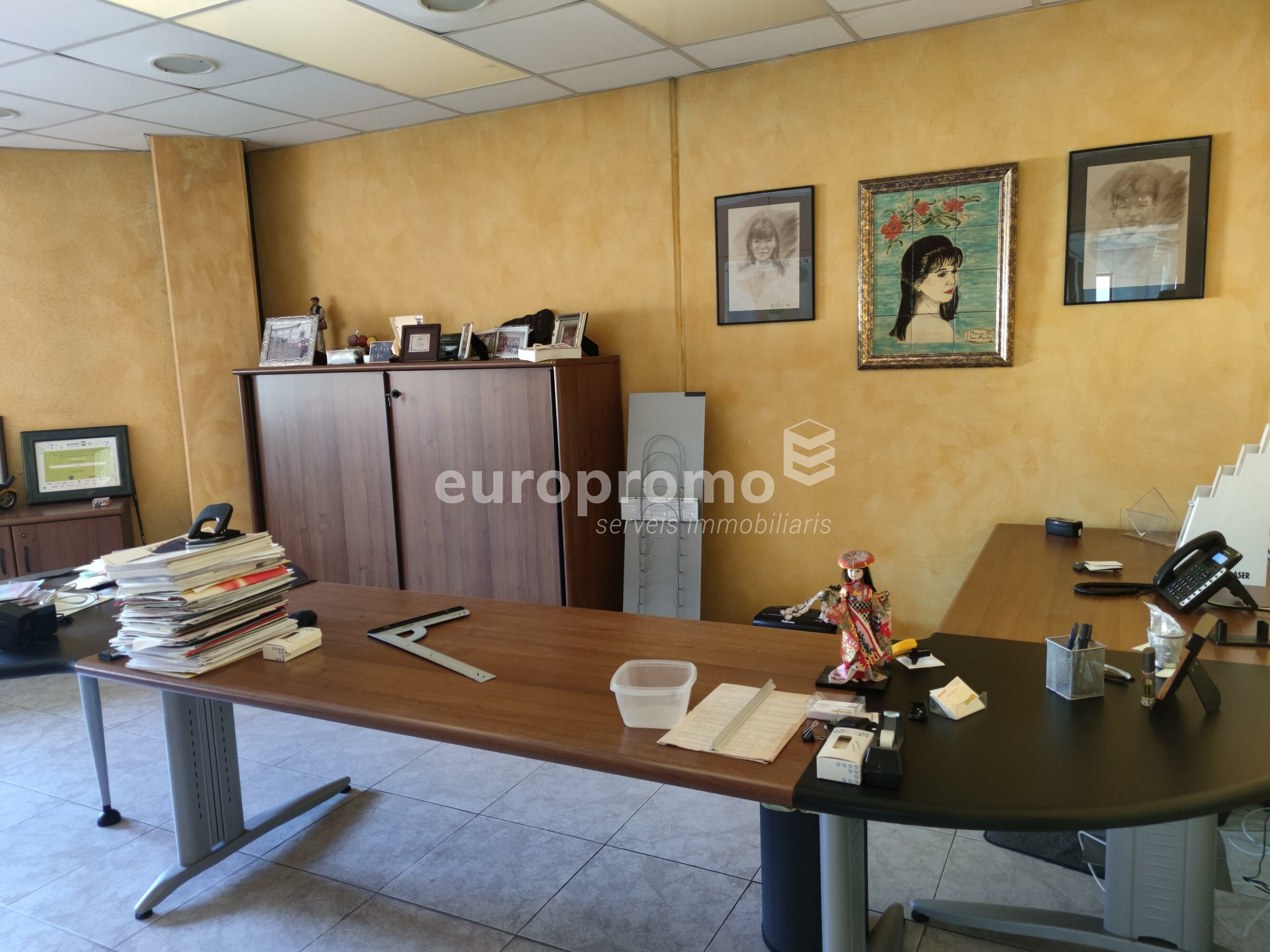 Oficinas con local comercial y almacen  al Pol. Ind. Torre Mirona - Montfullá