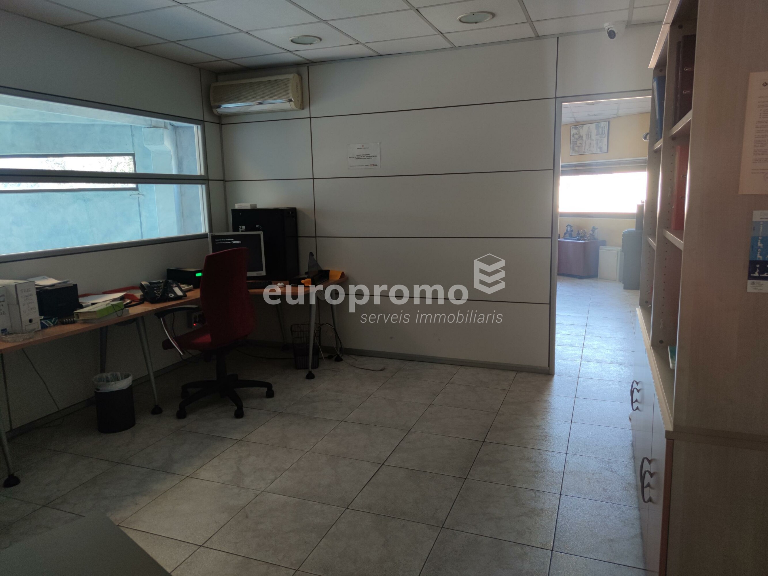 Oficinas con local comercial y almacen  al Pol. Ind. Torre Mirona - Montfullá