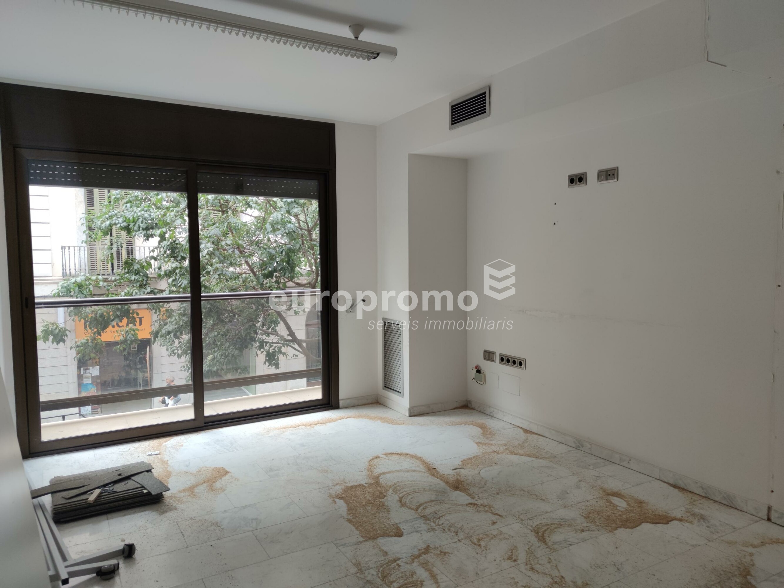 Fantástica oficina de 145m2  situada en el centro de Girona!