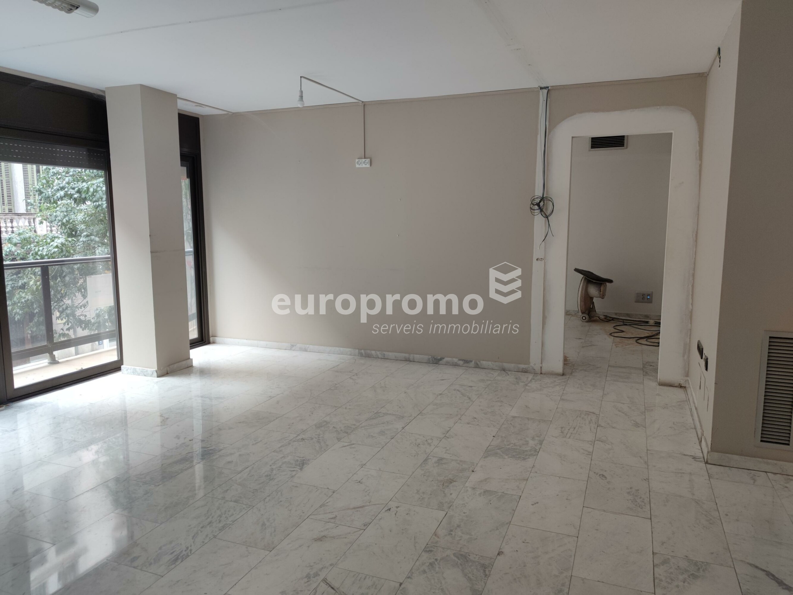 Fantástica oficina de 145m2  situada en el centro de Girona!