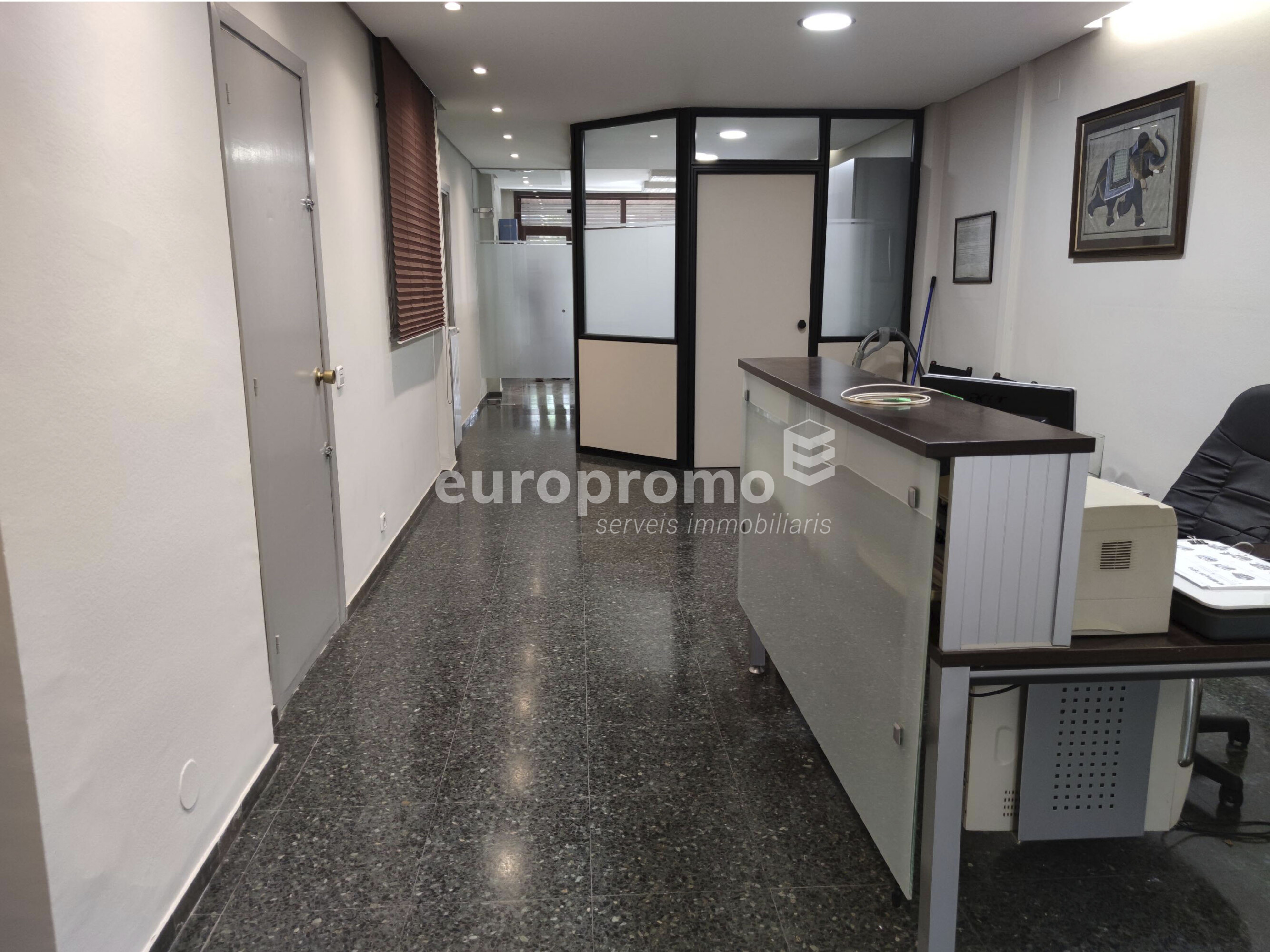 Oficina de 135m2 situada en pleno centro de Girona! Fácil transformación a vivienda!