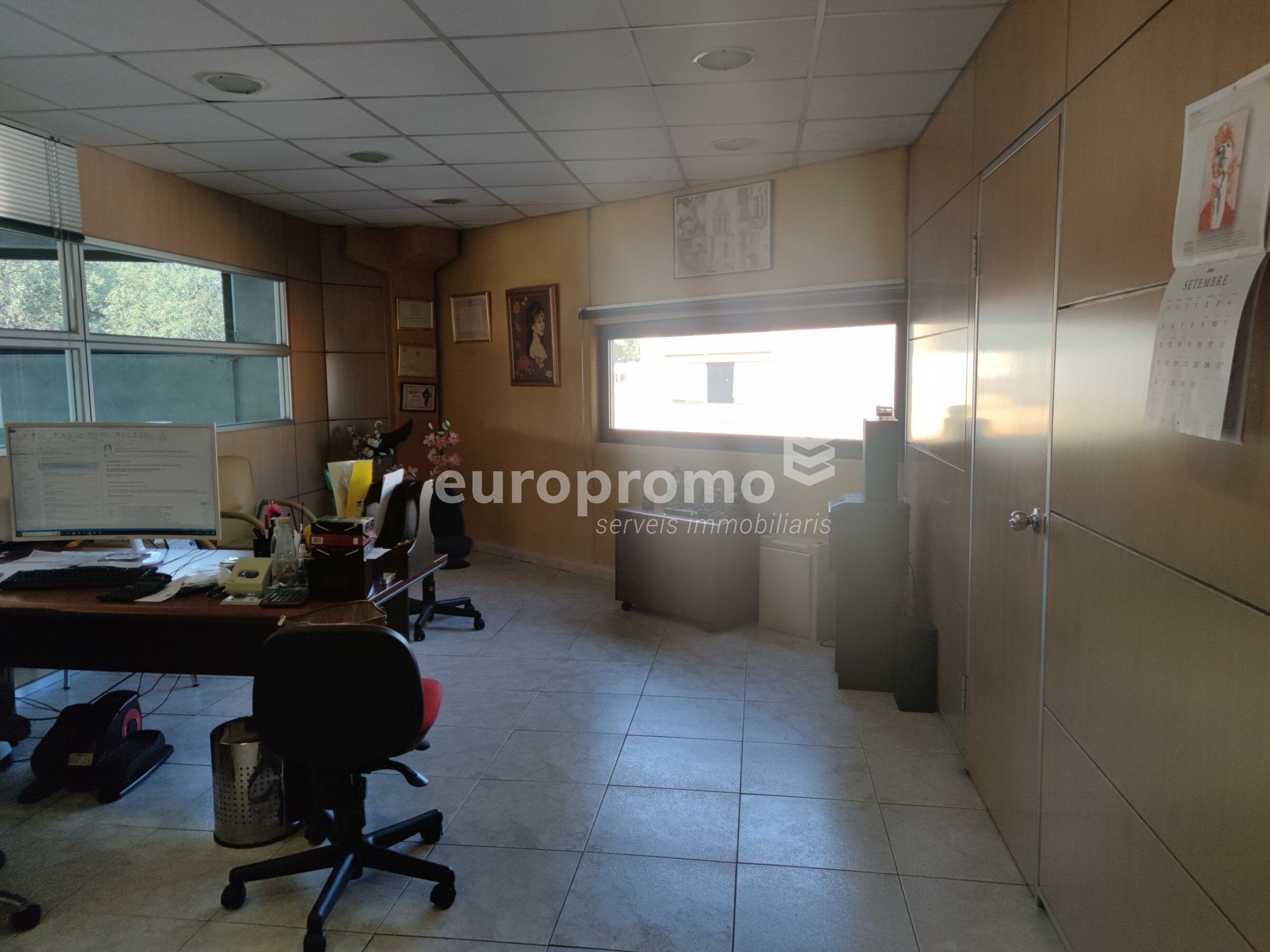 Oficinas con local comercial y almacén  en el Pol. Ind. Torre Mirona - Montfullà