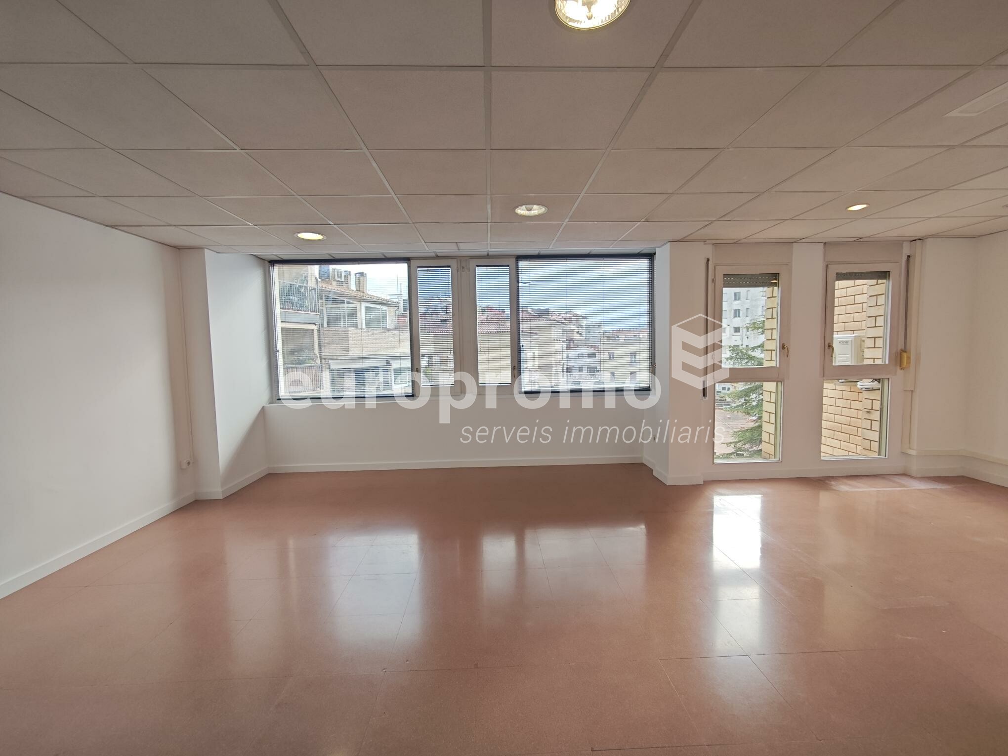 Fantàstica oficina de 50 m2 a l'Eixample  de Girona!