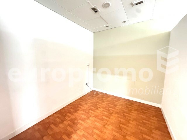 Local comercial de 60m2 situat en el  centre de Girona plaça Josep pla!