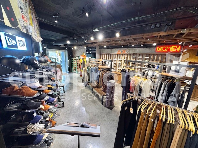 Local de 270m2 situat a primera línea comercial!