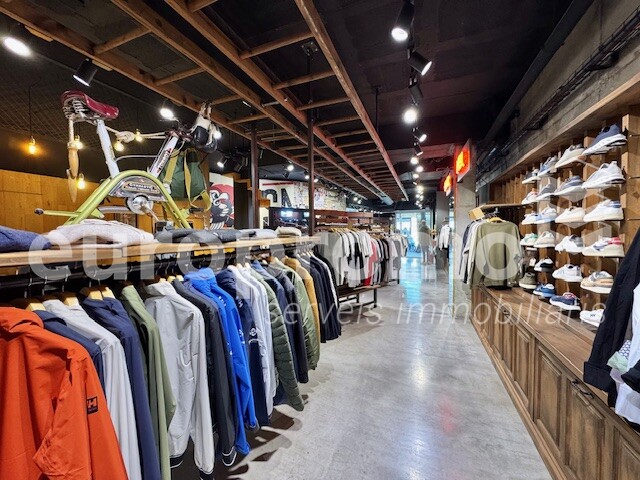 Local de 270m2 situat a primera línea comercial!