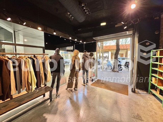 Local de 270m2 situat a primera línea comercial!