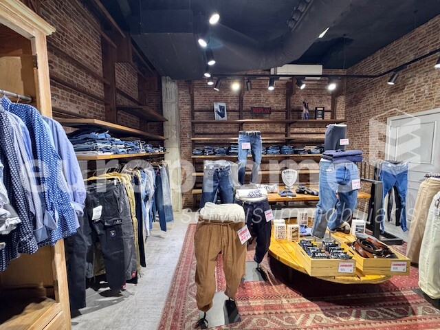 Local de 270m2 situat a primera línea comercial!