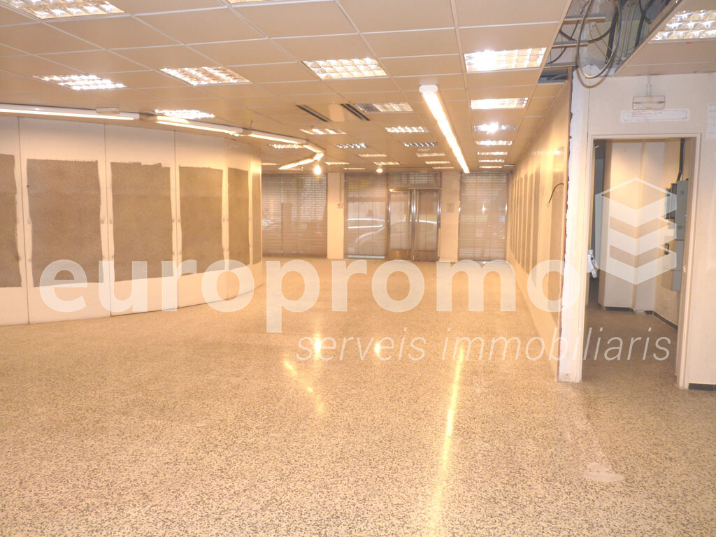 Local comercial de 650m2 amb 10 ml de façana situat a l'Eixample de Girona