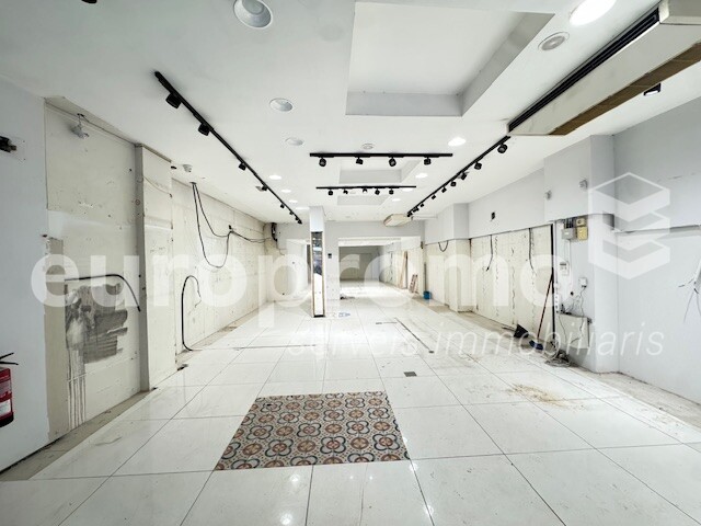 Local de 267m2 i 8ml de façana, siutat al carrer Santa Clara de Girona.