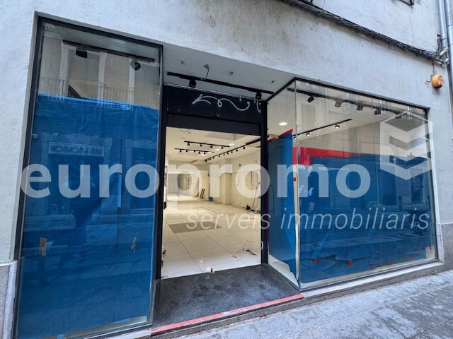 Local de 267m2 i 8ml de façana, siutat al carrer Santa Clara de Girona.