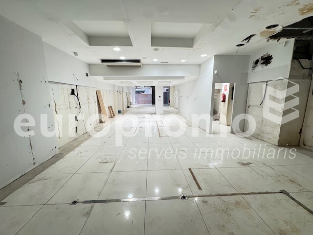 Local de 267m2 i 8ml de façana, siutat al carrer Santa Clara de Girona.