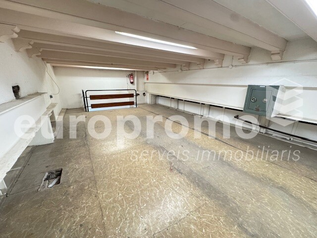 Local de 267m2 i 8ml de façana, siutat al carrer Santa Clara de Girona.