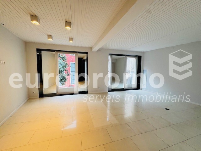 ¡Local de 180m2 en primera línea comercial de Girona!