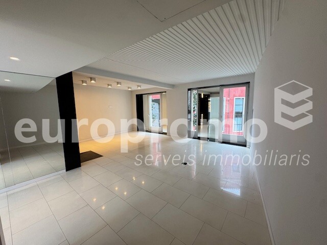 ¡Local de 180m2 en primera línea comercial de Girona!