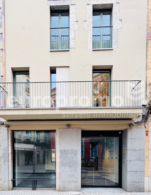 ¡Local de 180m2 en primera línea comercial de Girona!