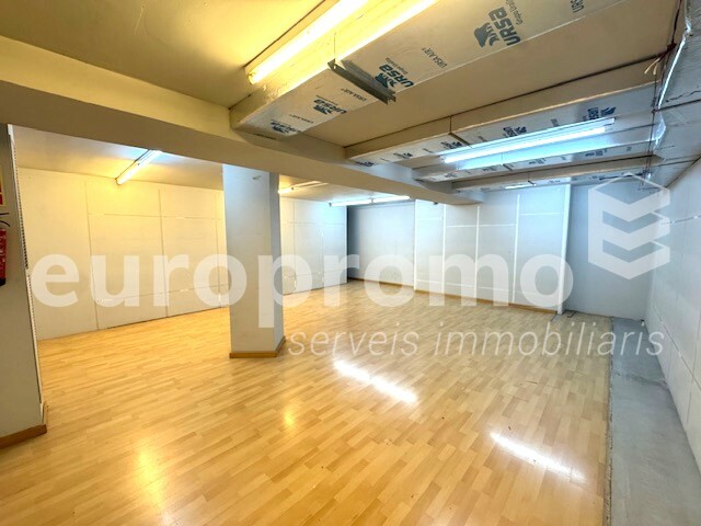 Local de 270m2 situat a primera línea comercial!