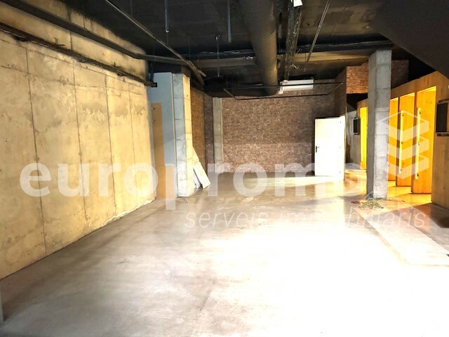 Local de 270m2 situat a primera línea comercial!
