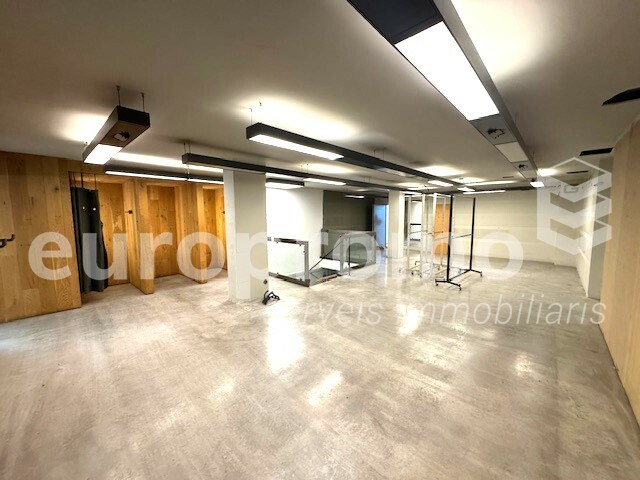 Local de 270m2 situat a primera línea comercial!