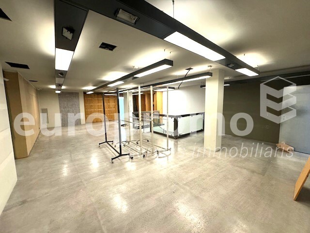 Local de 270m2 situat a primera línea comercial!
