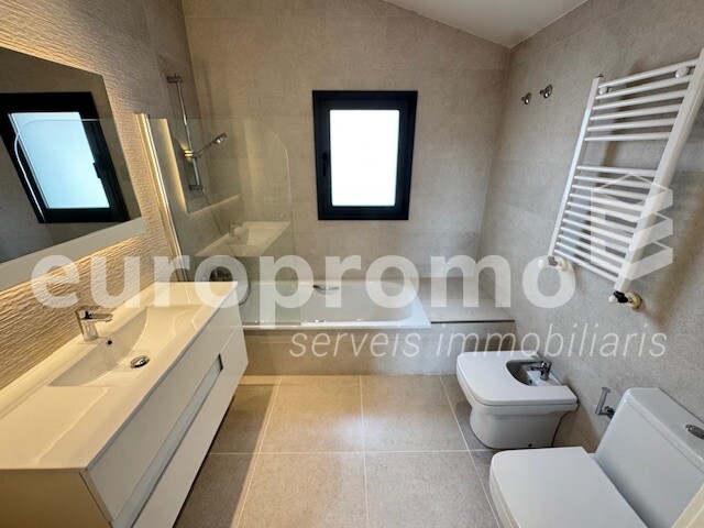 Pis de 151m2 + 70m2 de terrassa situat al centre de Girona!