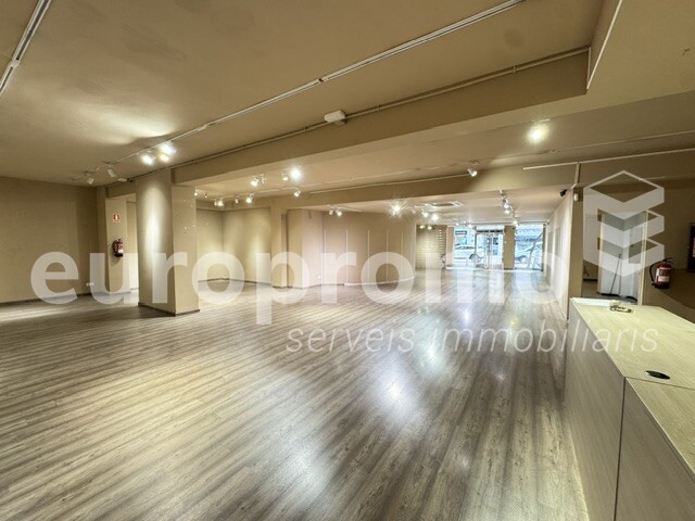Local comercial de 650m2 amb 10 ml de façana situat al carrer Joan Maragall de Girona