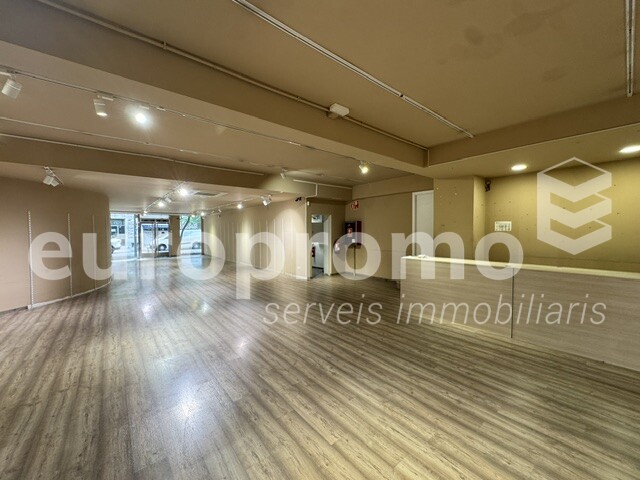 Local comercial de 650m2 amb 10 ml de façana situat al carrer Joan Maragall de Girona