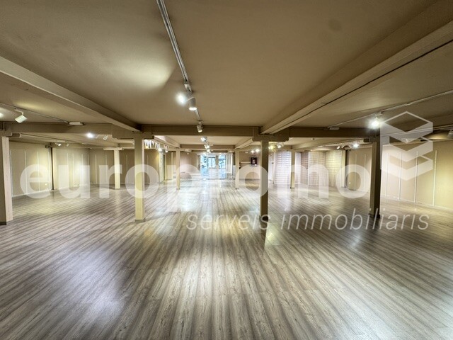 Local comercial de 650m2 amb 10 ml de façana situat al carrer Joan Maragall de Girona
