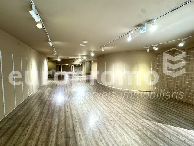 Local comercial de 650m2 amb 10 ml de façana situat al carrer Joan Maragall de Girona