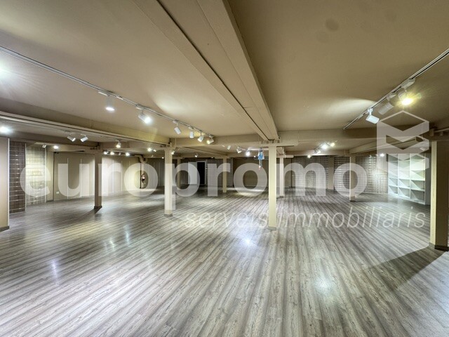 Local comercial de 650m2 amb 10 ml de façana situat al carrer Joan Maragall de Girona
