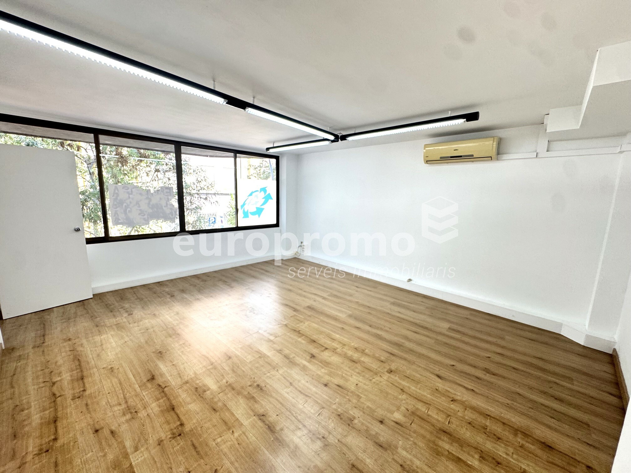 Local entresol de 110m2 molt ben situat a l'Eixample de Girona! 