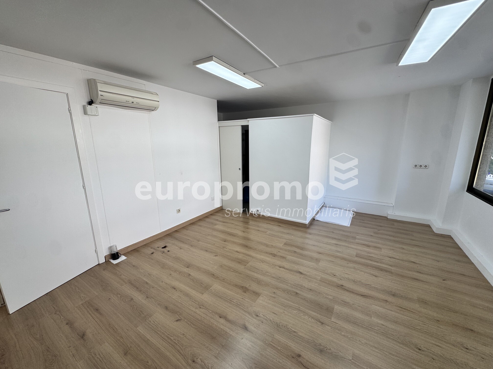 Local entresol de 110m2 molt ben situat a l'Eixample de Girona! 