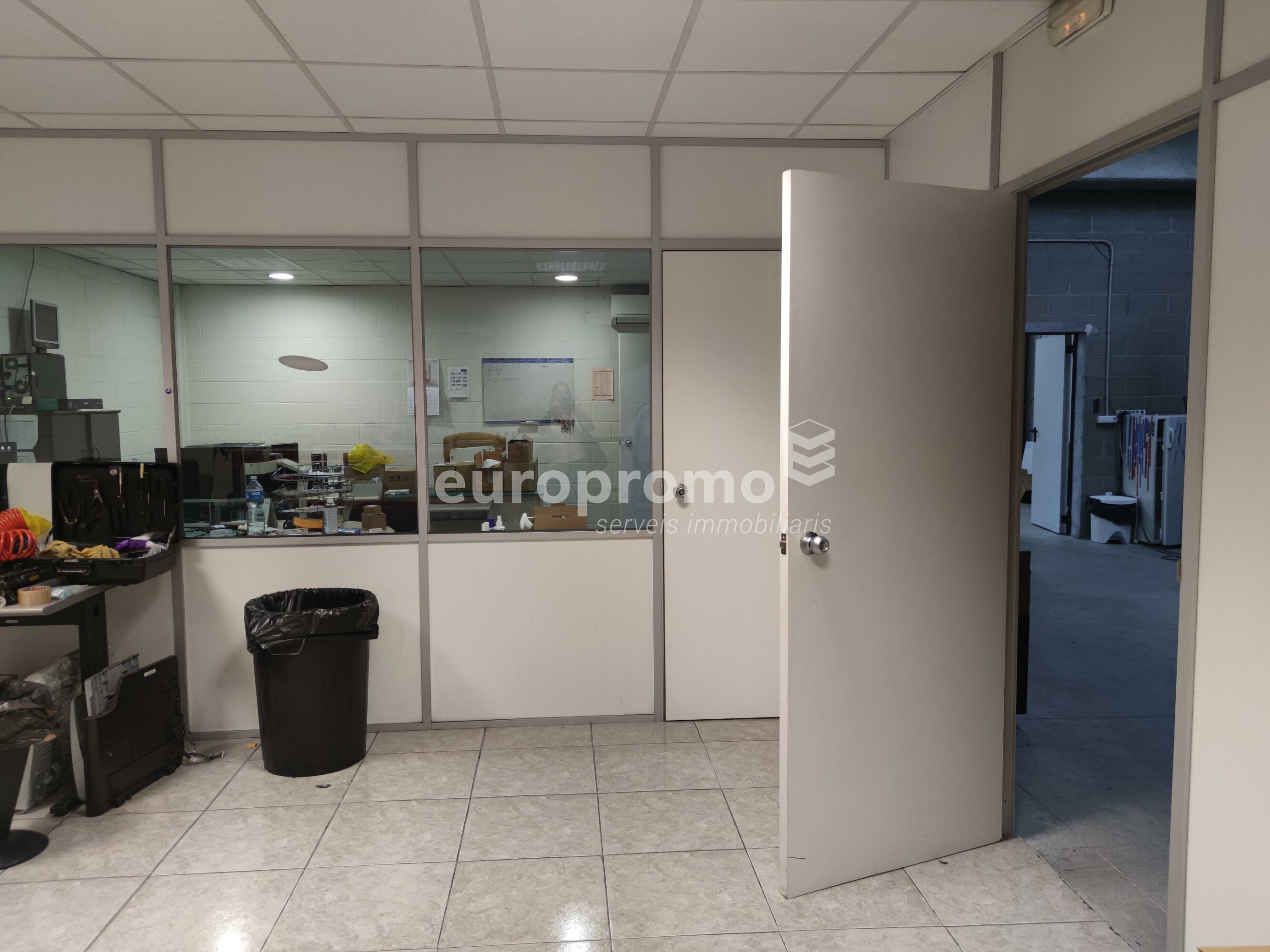 Oficinas con local comercial y almacen  al Pol. Ind. Torre Mirona - Montfullá