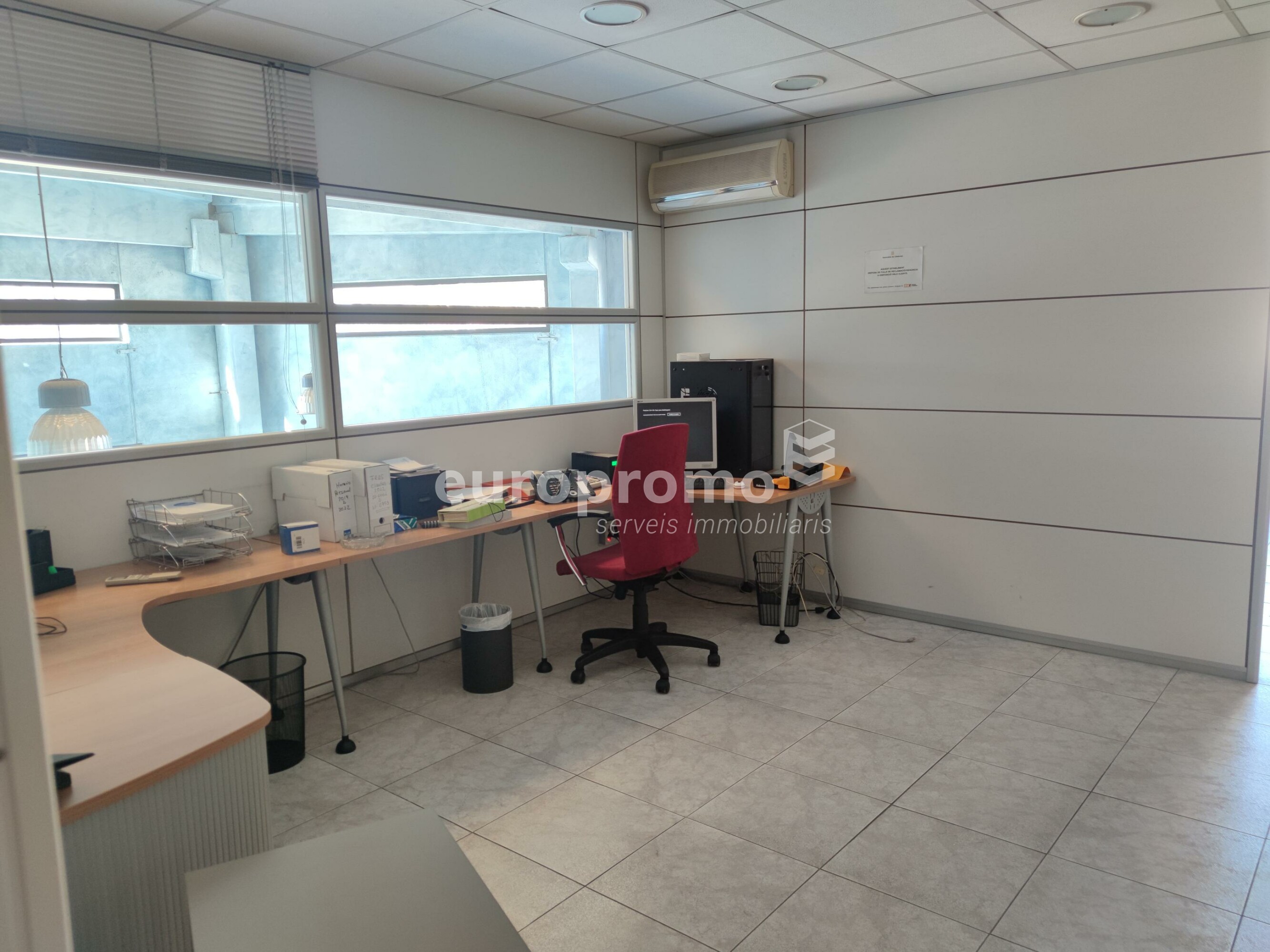 Oficinas con local comercial y almacén  en el Pol. Ind. Torre Mirona - Montfullà