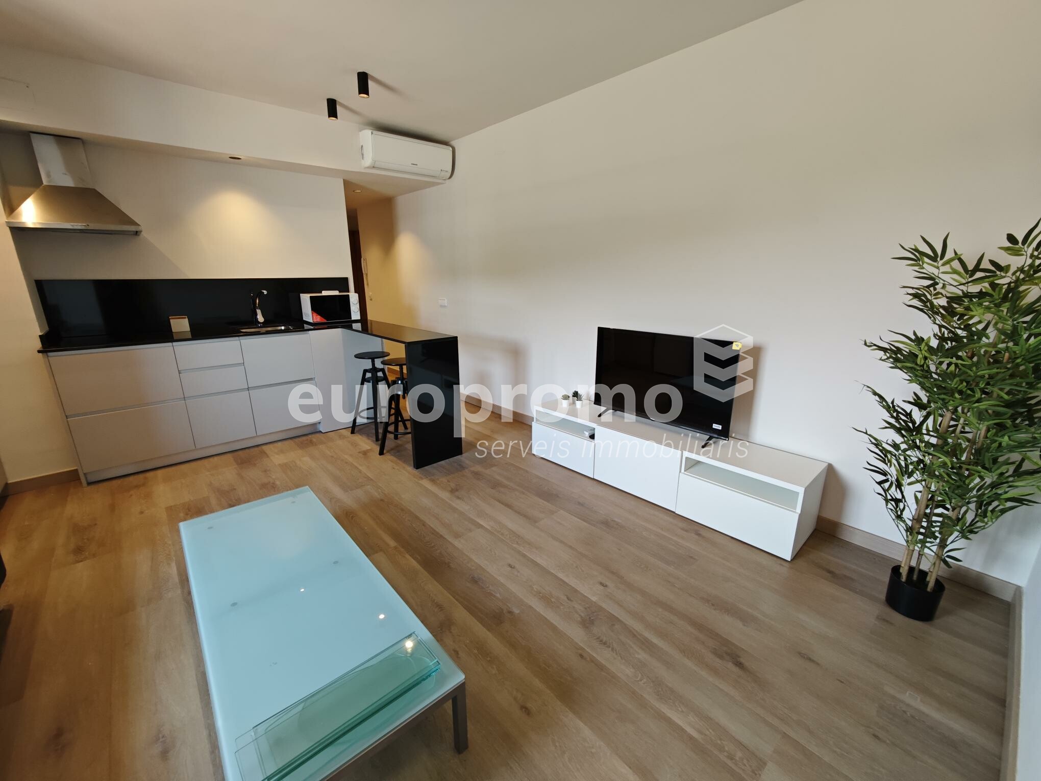 PISO DE ALQUILER TEMPORAL EN EL CENTRO DE GIRONA!