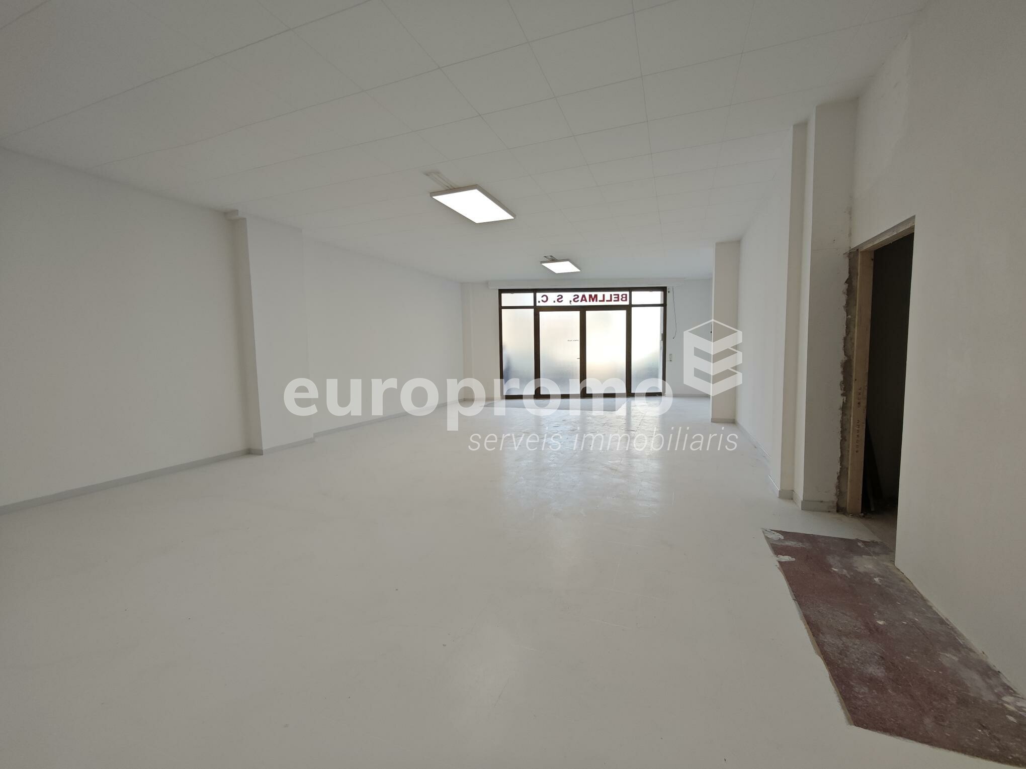 Local de 216m2 situado en la zona de la Devesa!