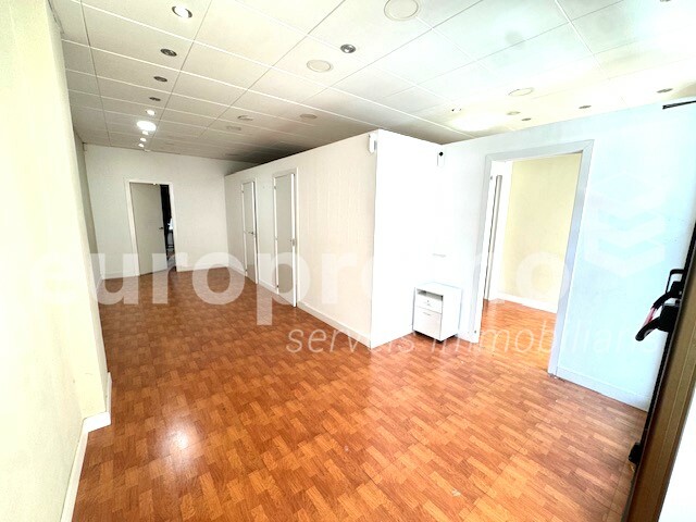 Local comercial de 60m2 situat en el  centre de Girona plaça Josep pla!