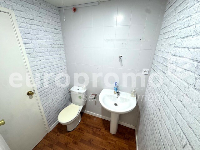 Local comercial de 60m2 situat en el  centre de Girona plaça Josep pla!