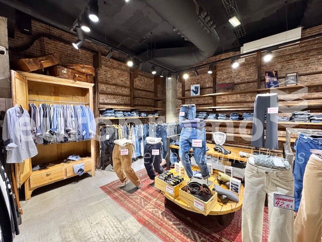 Local de 270 m² situado en primera línea comercial!