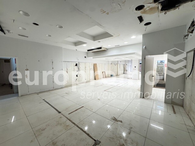 Local de 267 m2 y 8 ml de fachada, situado en la calle Santa Clara de Girona.