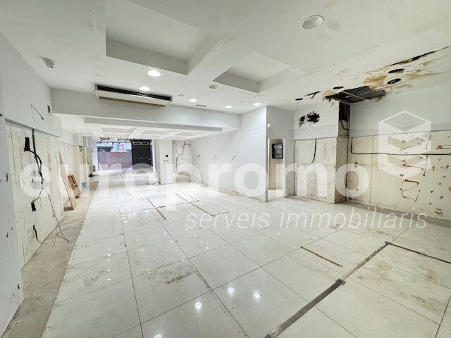 Local de 267 m2 y 8 ml de fachada, situado en la calle Santa Clara de Girona.